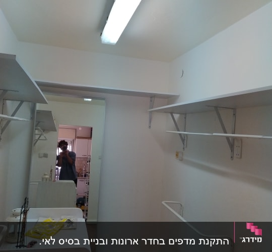 מדפים מותקנים על קירות בחדר עבודה